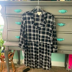 Cute longer top! Looks great with leggings or nice pants or jeans!